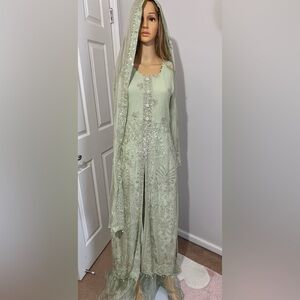 Elegant Green Women's Dress
Pakistani/indian/Punjabi suit